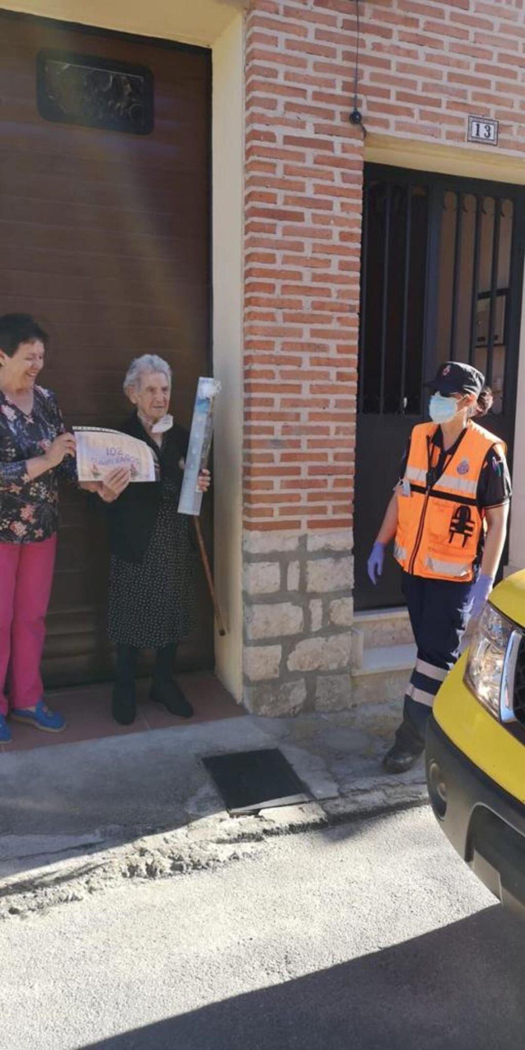 Los voluntarios de Protección Civil de Cuéllar felicitan a Máxima Verdugo en su 102 cumpleaños en Dehesa Mayor