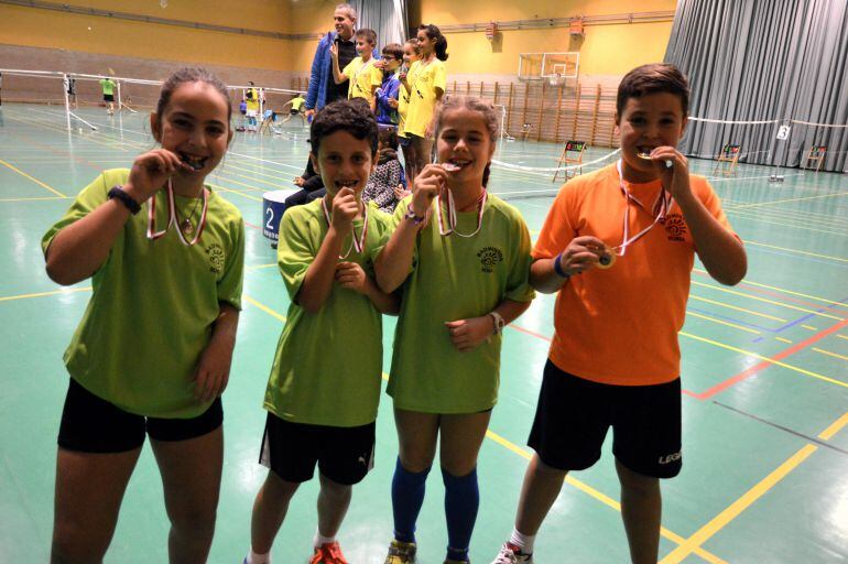 Jóvenes jugadores sorianos de bádminton, con sus medallas.