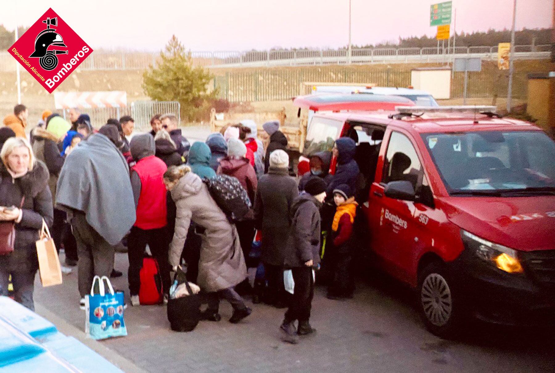 Los refugiados subiendo a una de las furgonetas de los bomberos del Consorcio Provincial de Alicante