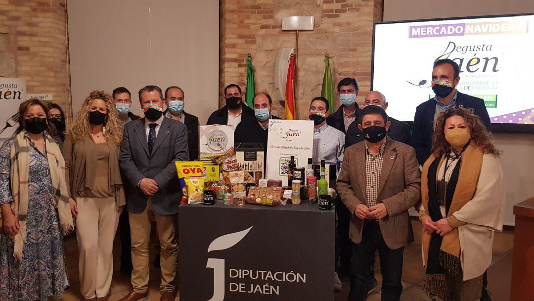 Foto de familia del II mercado navideño Degusta Jaén.