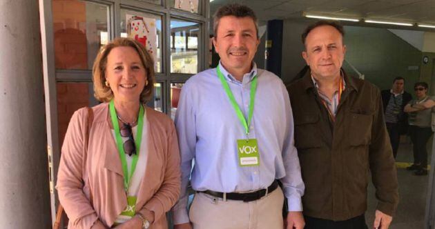 Luis Gestoso, tercero por la izquierda, junto a la diputada nacional y el diputado regional de VOX, Lourdes Méndez y Pascual Salvador, respectivamente