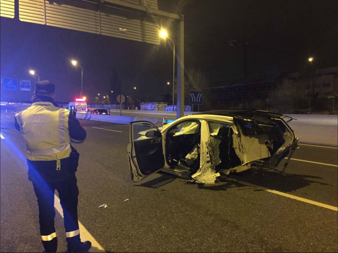 Los Bomberos y la Guardia Civil ayudaron a las personas heridas a salir del coche para luego ser trasladados a el Hospital La Paz