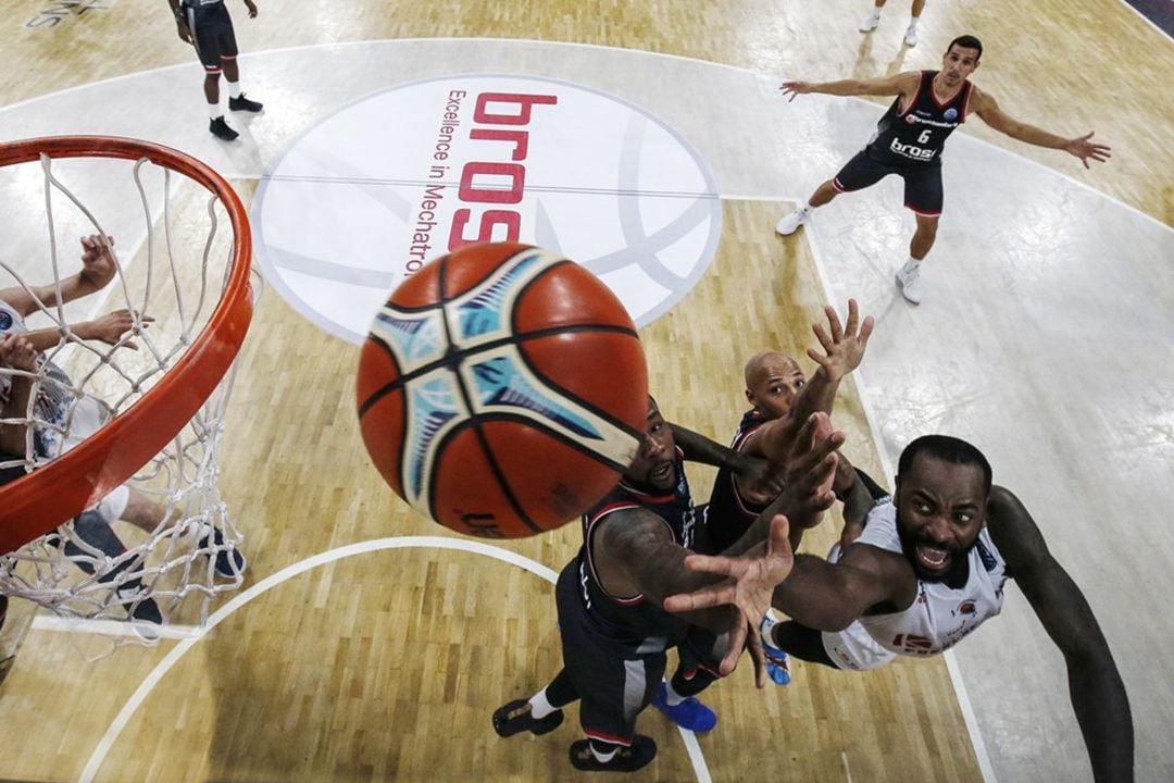 Eyenga (d) lanza a canasta durante el partido en el Brose Arena de Bamberg