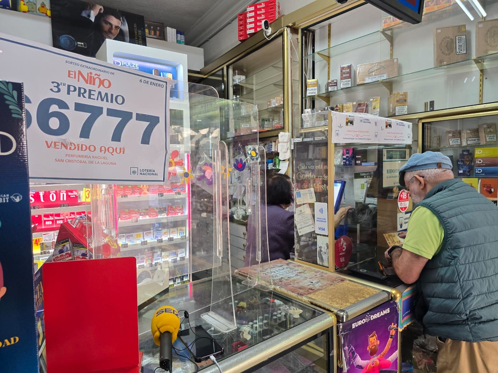 Una administración de San Cristóbal de La Laguna reparte el tercer premio de la Lotería de Navidad