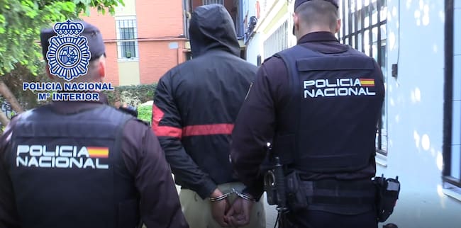 Momento de la detención de uno de los cinco integrantes de los Dominican Don´t Play, implicados, supuestamente, en el asesinato de un joven en Fuenlabrada.