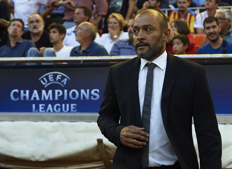 VALENCIA, SPAIN - AUGUST 19:  Valencia manager Nuno Espirito Santo looks on prior to the UEFA Champions League Qualifying Round Play Off First Leg match between Valencia CF and AS Monaco at Mestalla Stadium on August 19, 2015 in Valencia, Spain.  (Photo by Manuel Queimadelos Alonso/Getty Images)