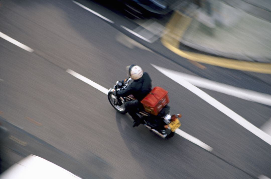 Un &quot;rider&quot; durante un servicio de reparto. 