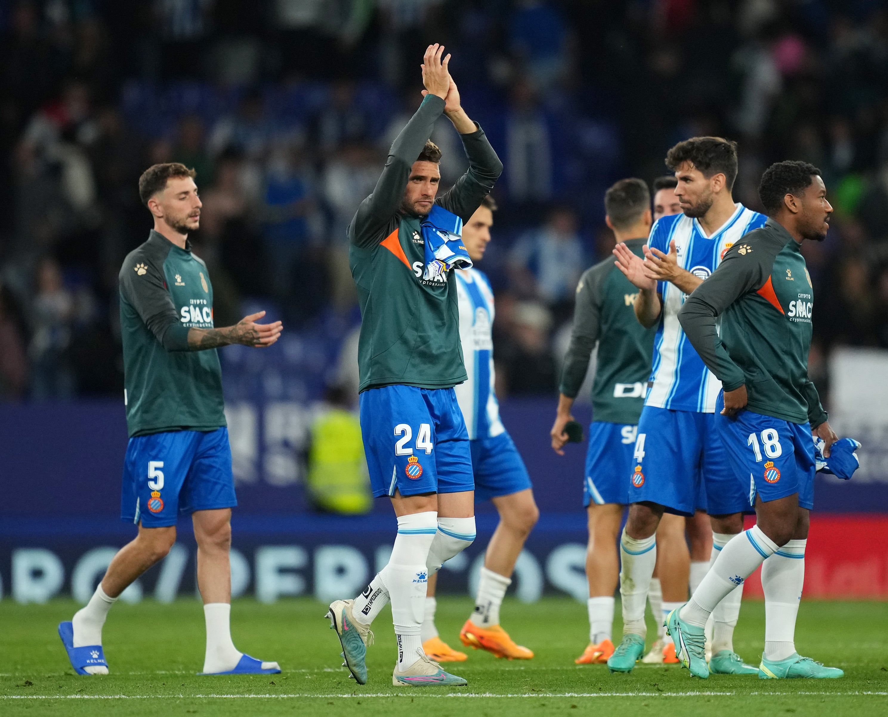 Los jugadores del Espanyol aplauden a su afición tras el partido contra el Atlético de Madrid