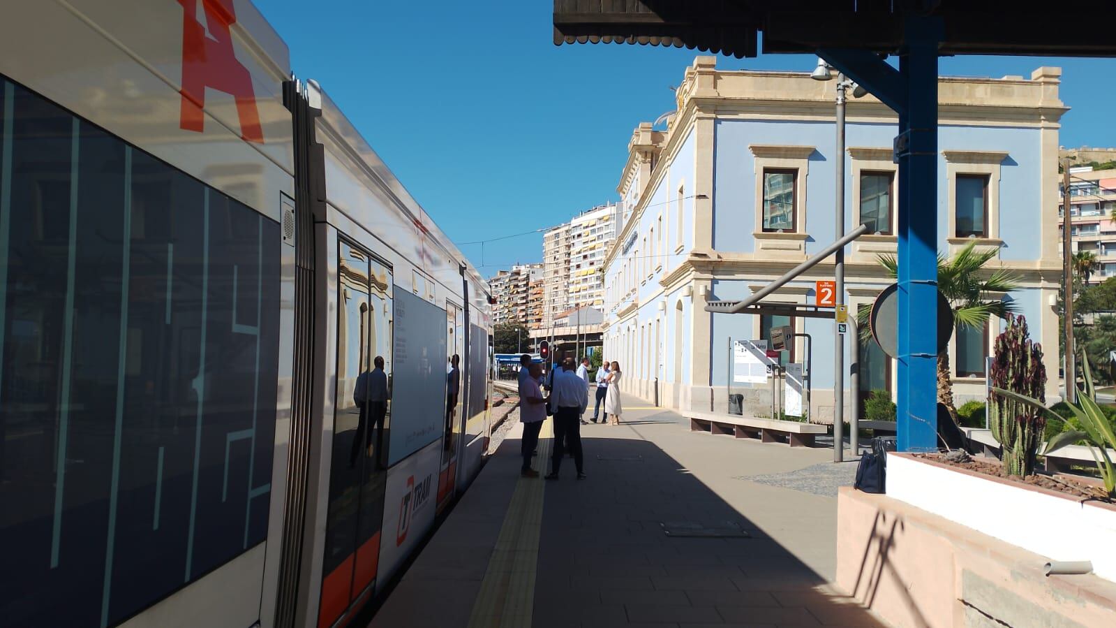 Una unidad del TRAM en la estación de La Marina