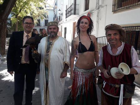 El concejal de cultura de Quesda, Juan Antonio López junto a algunos de los participantes del Festival de las Culturas celebrado este fin de semana