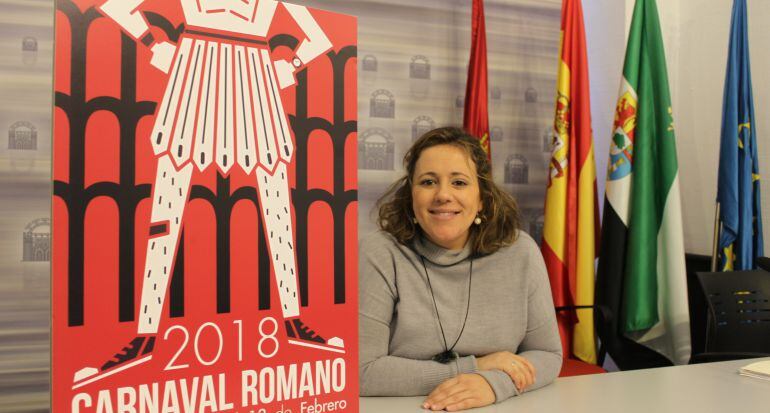 La delegada de festejos, Ana Aragoneses junto al cartel del Carnaval Romano 2018