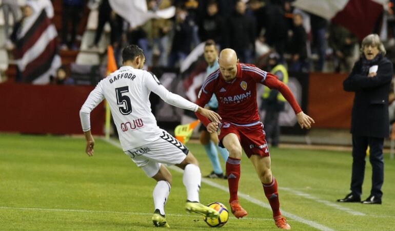 Toquero disputa un balón con el exzaragocista Gafoor en el partido de la primera vuelta