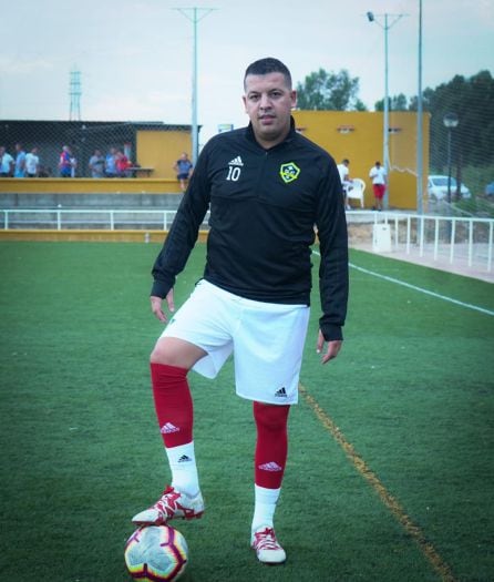 Abdelah el Haj, el &#039;Messi del hachís&#039;, posa antes de jugar un partido de fútbol