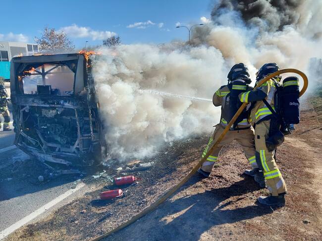 Un momento durante el incendio del autobús