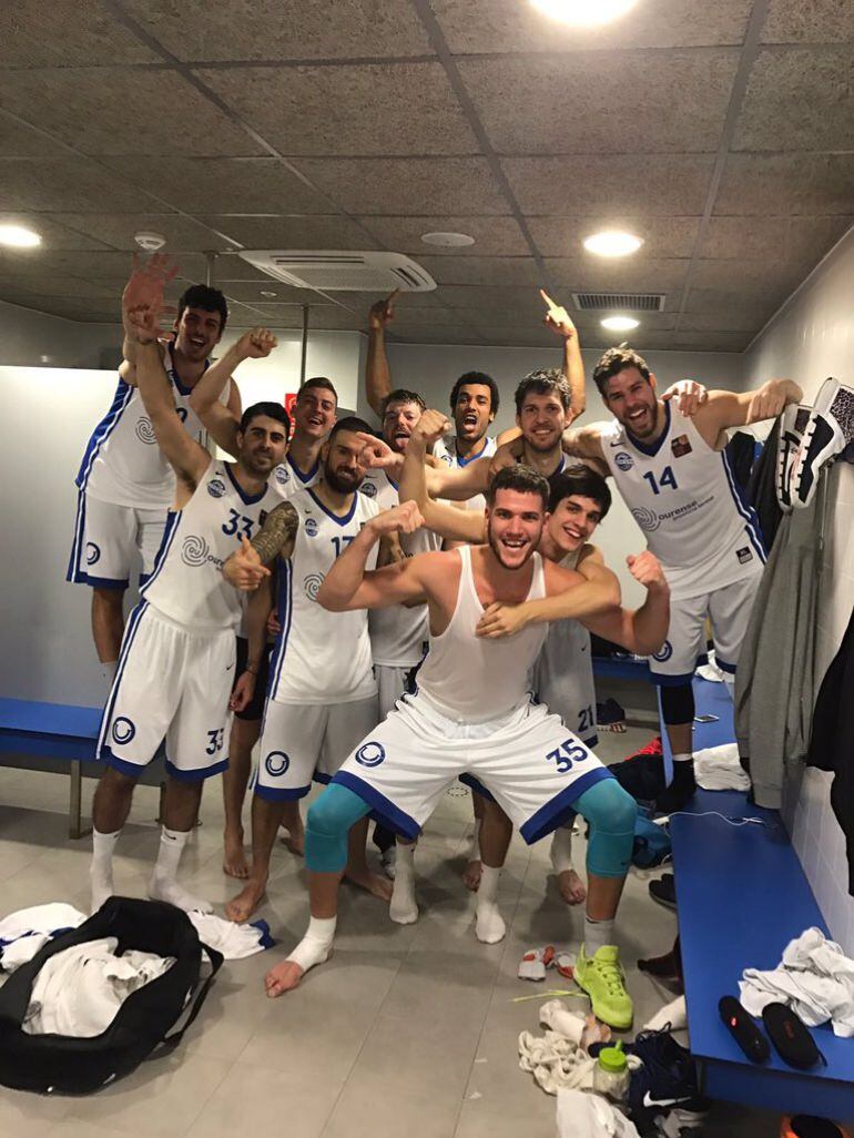 Jugadores del COB en vestuarios, celebrando la gran victoria en la cancha del Palma Air Europa