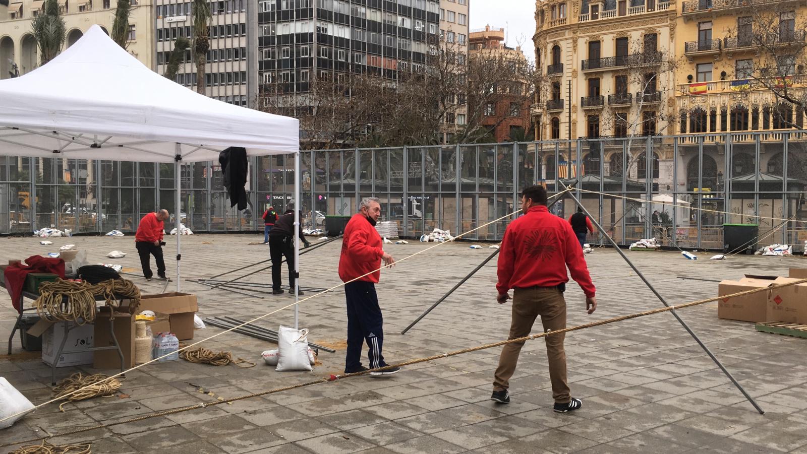 Pirotecnia Zarzoso desmontando la mascletà que iba a ser disparada este lunes en la plaza del Ayuntamiento de València