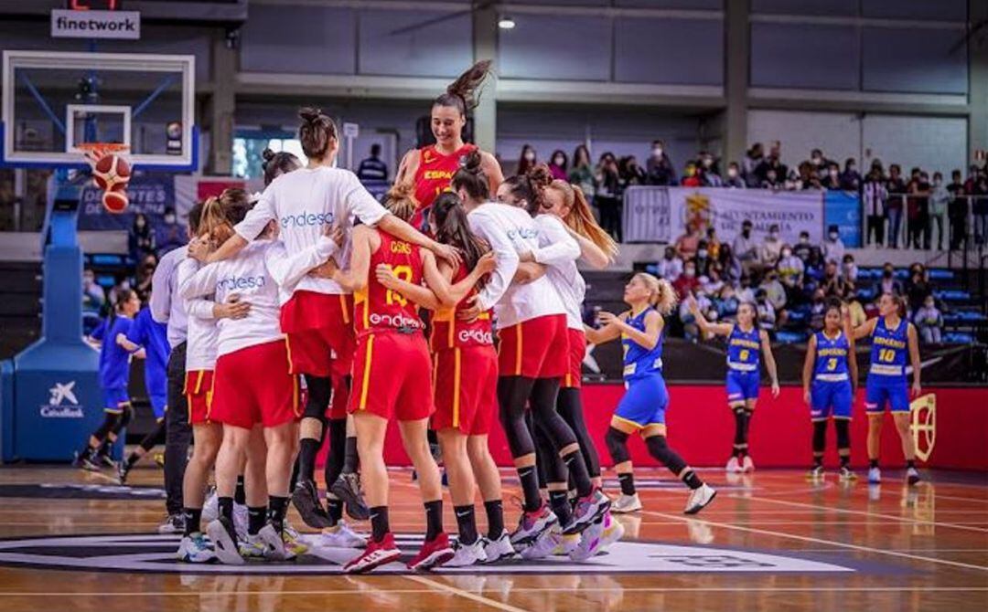 Las jugadoras de España celebrando la victoria.