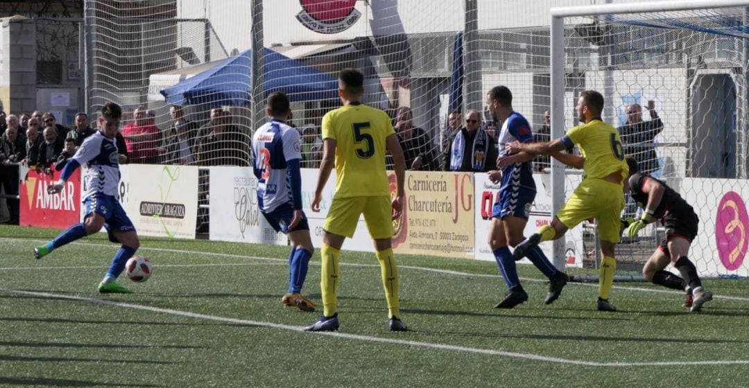 Raúl González, marcando el segundo gol de su equipo ante el Villarreal B