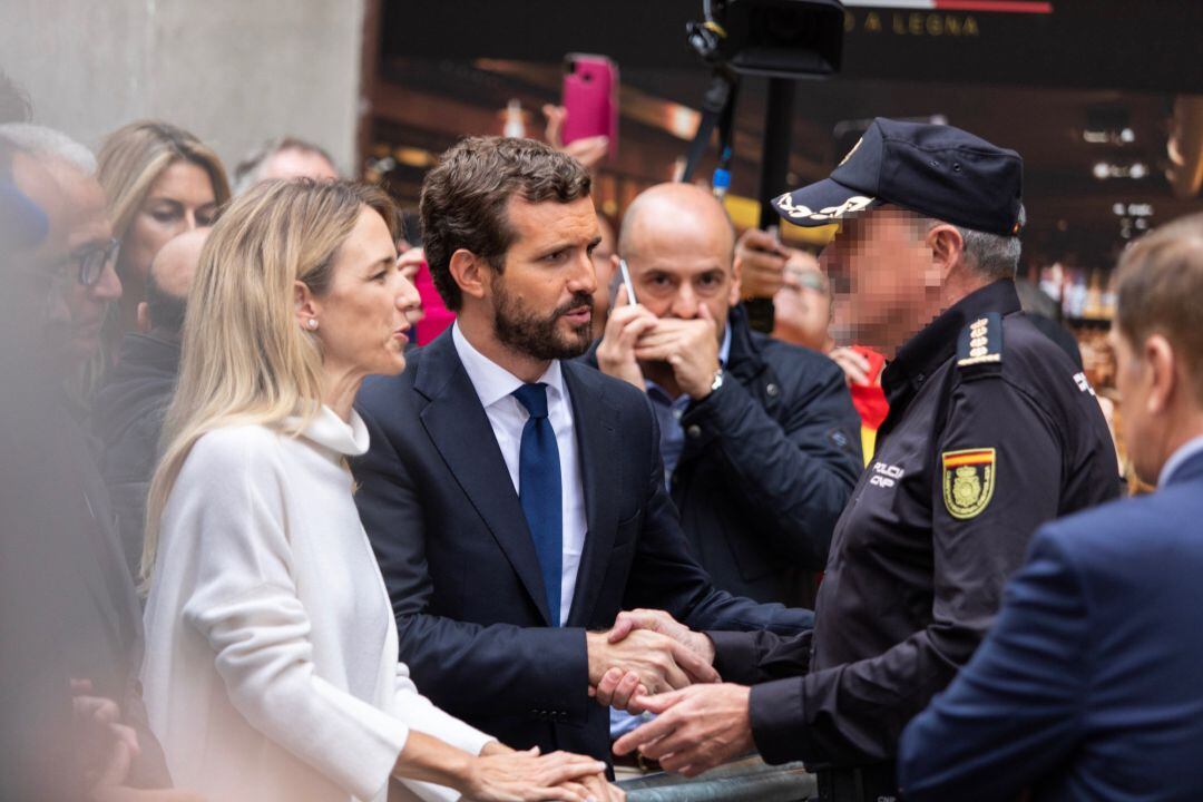 El presidente del PP, Pablo Casado y la portavoz del PP en el Congreso, Cayetana Álvarez de Toledo, saludan a un agente de la Policía Nacional.