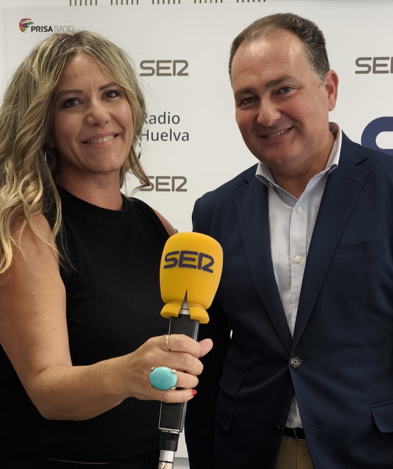 David Toscano, presidente de la Diputación de Huelva junto a la periodista de la Cadena SER de Huelva, Ana Gil