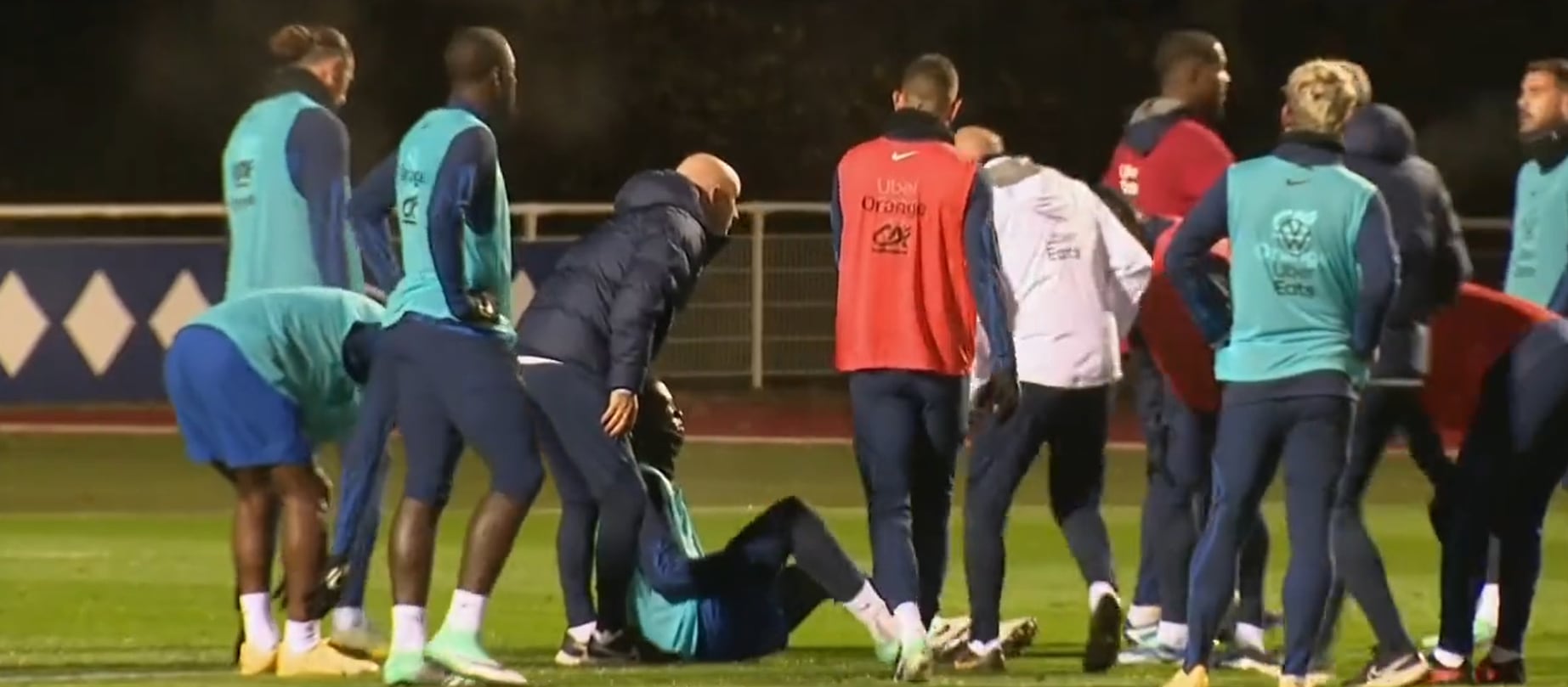 Camavinga se duele en el suelo tras un choque con Dembelé durante el entrenamiento de la Selección francesa