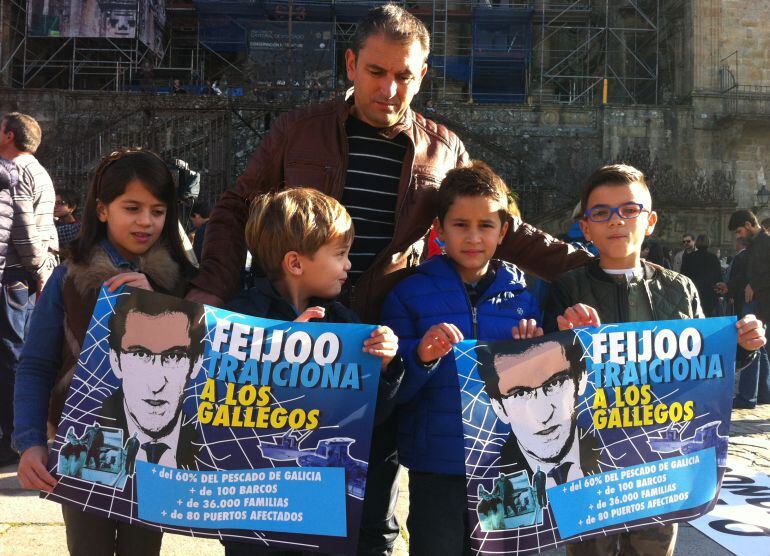 Un padre posa junto a sus hijos antes de participar en la protesta del cerco en Santiago