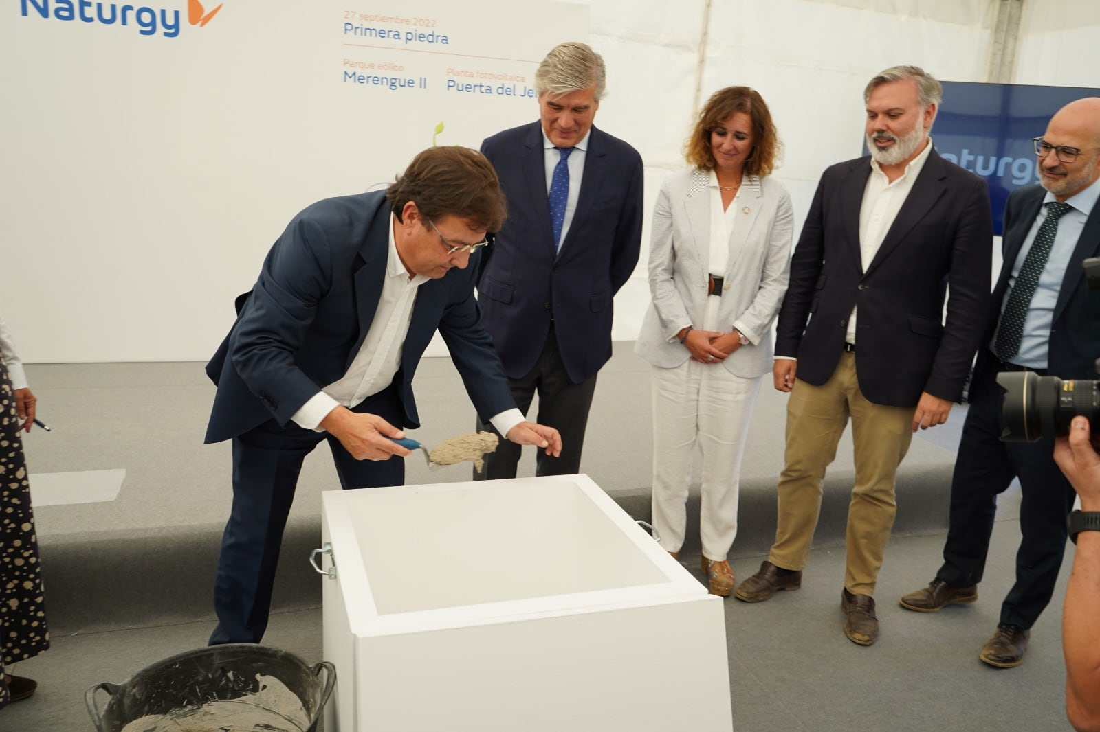 El presidente de la Junta de Extremadura, Guillermo Fernández Vara, junto al presidente de Naturgy, la consejera de transición energética, el alcalde de Plasencia y otras autoridades durante la puesta de la primera piedra del parque eólico Merengue II