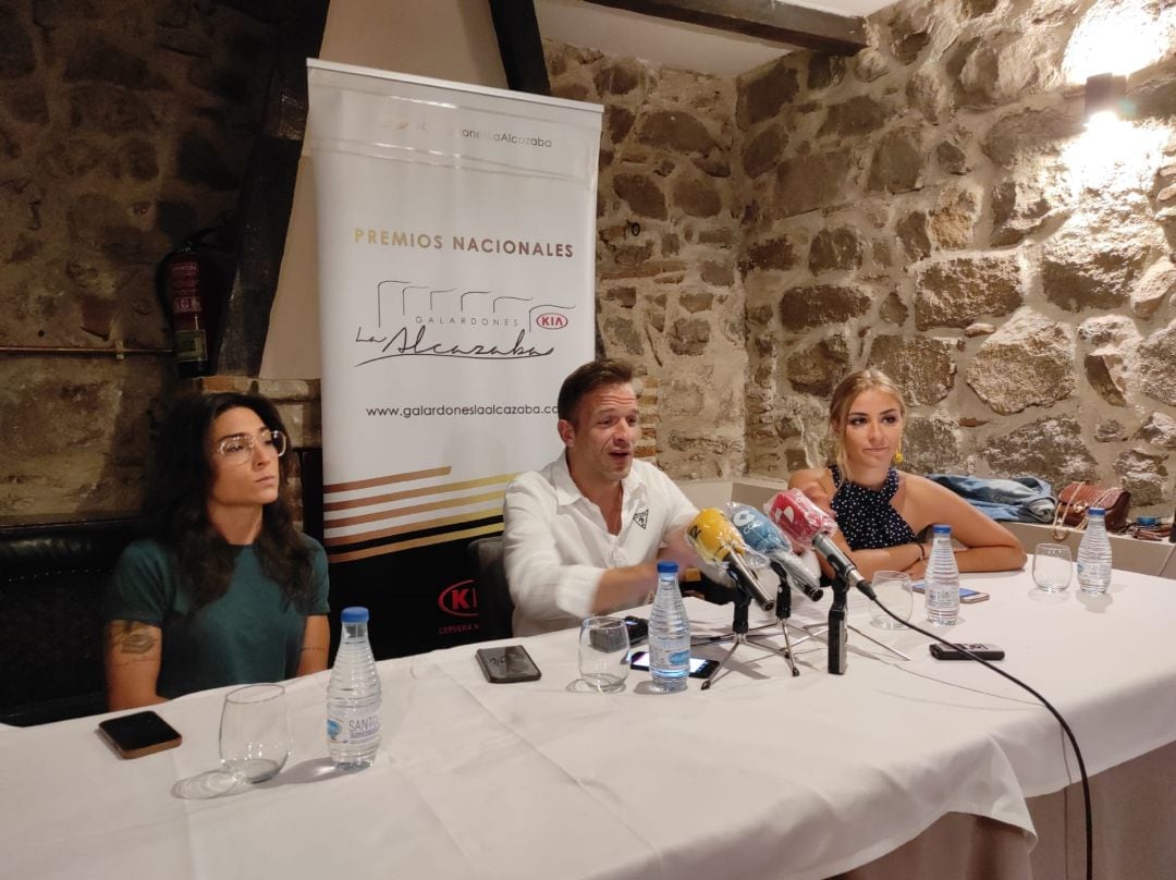 La organización de Los Galardones La Alcazaba-Kia, representada por Woody, Marta Martín y Tatiana Ballesteros, anuncian para el 30 de agosto la celebración de los premios Alcazaba