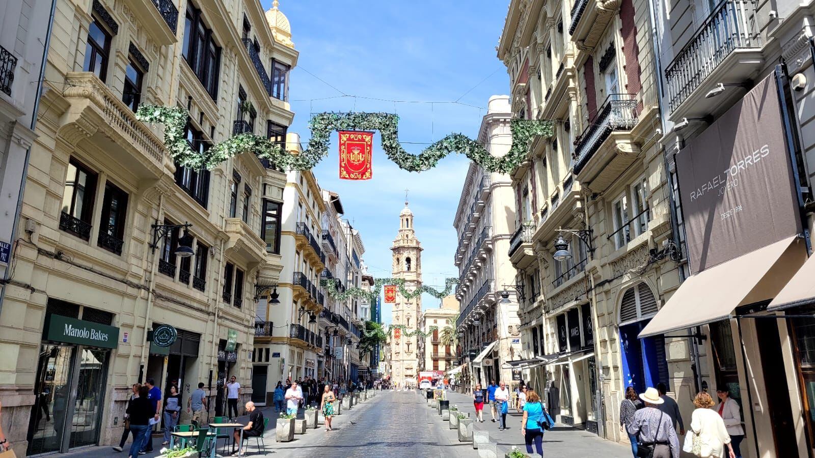 Decoración de la calle la Paz con motivo del Centenario de su Coronación de la Virgen