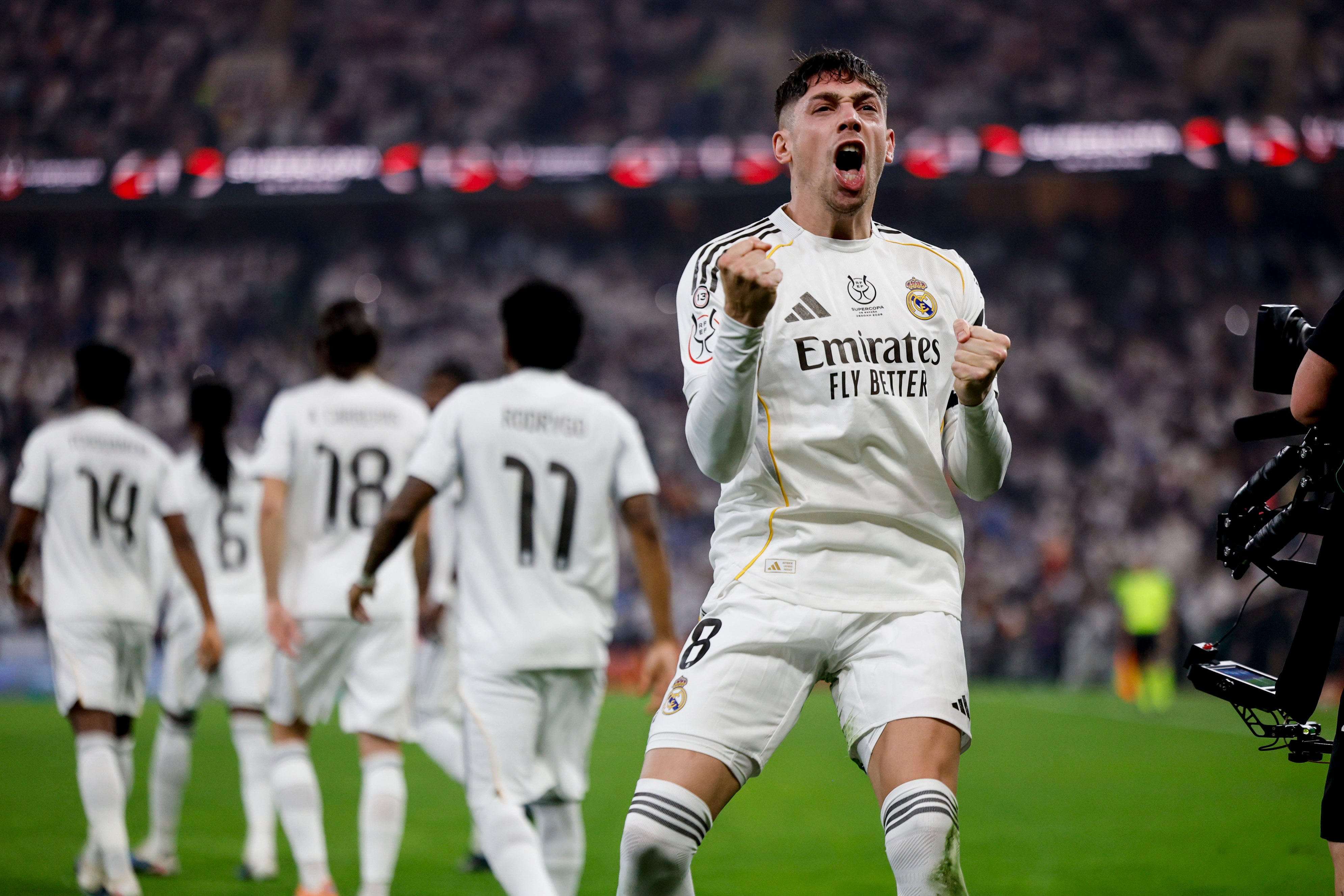 YEDA (ARABIA SAUDÍ), 08/01/2026.- El centrocampista del Real Madrid Fede Valverde celebra tras marcar el 0-1 durante del partido de la Supercopa de España que van a disputar el Atlético de Madrid y el Real Madrid, este jueves en el Estadio Rey Abdullah, en Yeda. EFE/Kai Forsterling