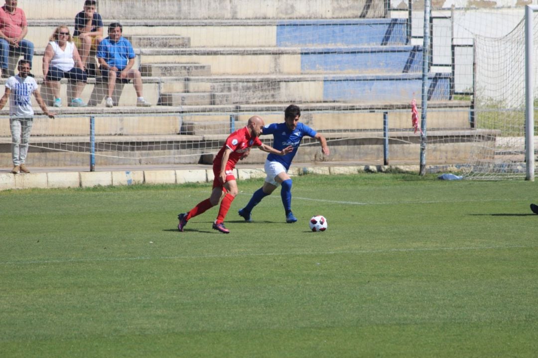 Javi Casares disputando un balón con un rival