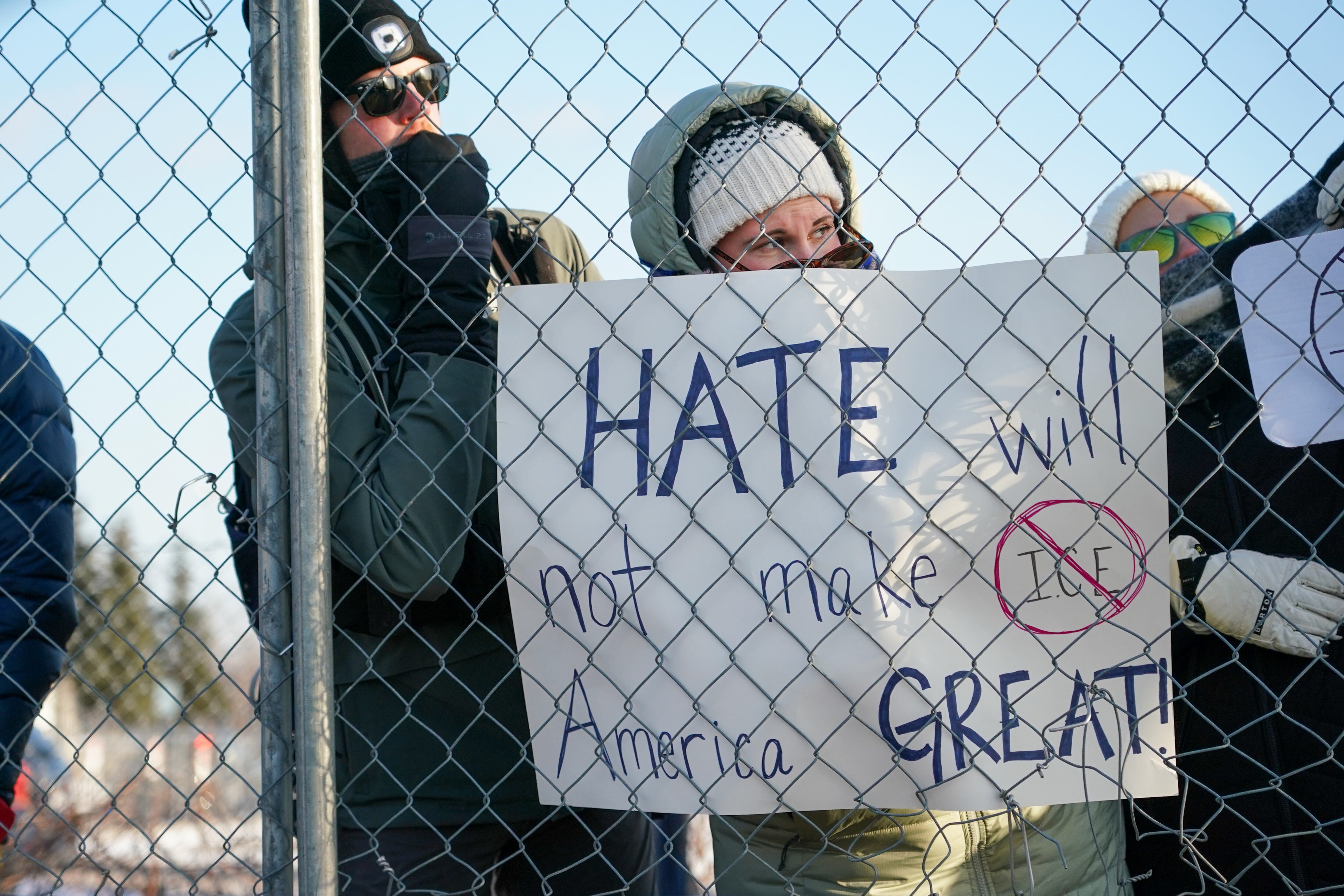 Manifestantes protestan contra el ICE tras la muerte de Alex Pretti por disparos de agentes federales en Minneapolis.