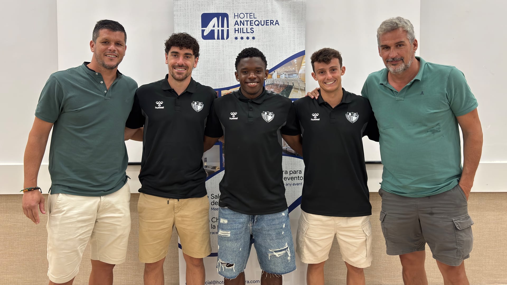 Adrià Gené, Luis Rivas y Rafa Diz junto a Álvaro Silva y Ángel González, en la presentación del Antequera CF