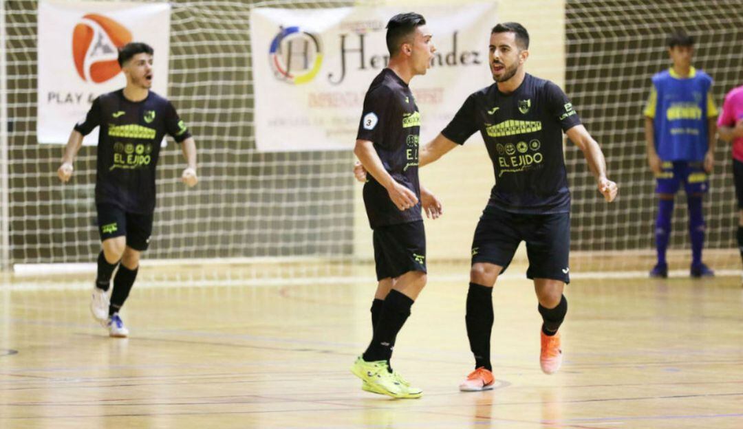 Los jugadores ejidenses celebran uno de los goles.