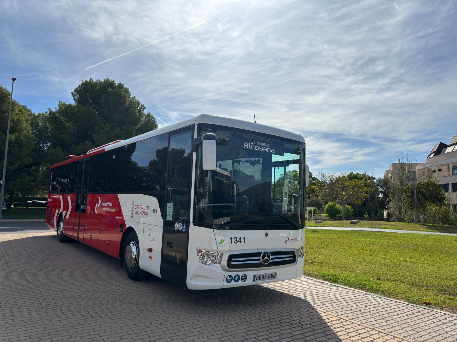 Uno de los autobuses que realiza una de las nueve rutas del renovado servicio entre Alcoy/Cocentaina, Villena y Alicante.
