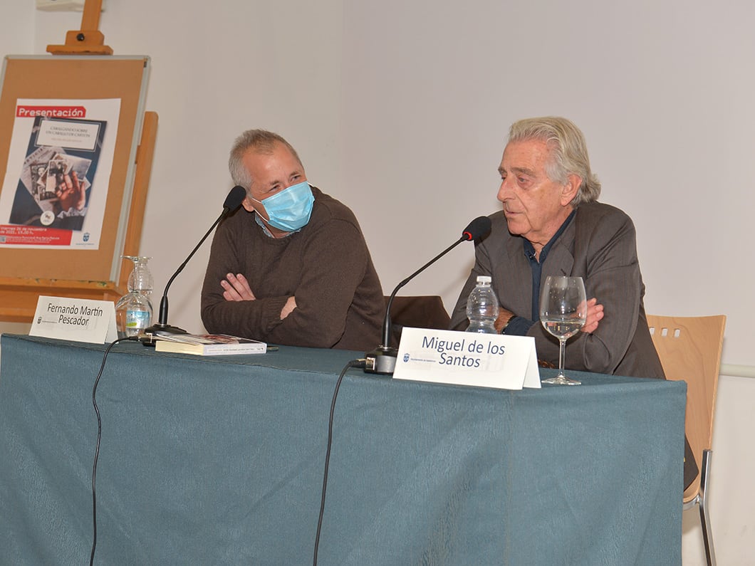 Miguel de los Santos (derecha) durante la presentación de uno de sus libros en Valdemoro