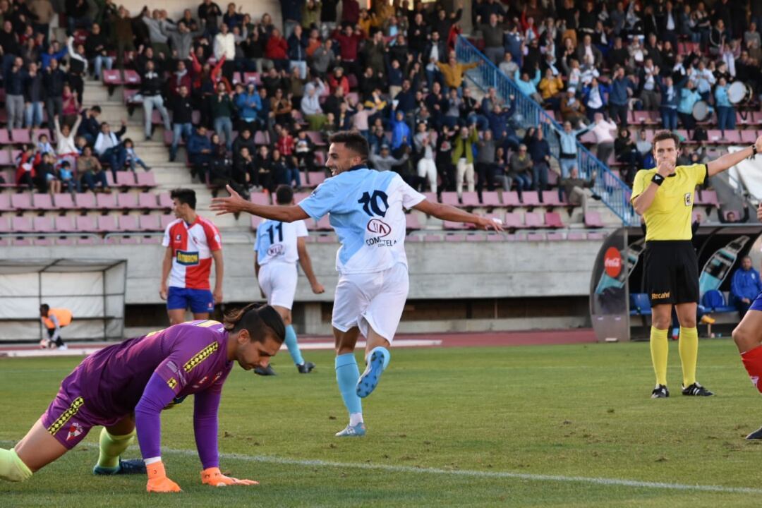 Alex Ares celebra el gol marcado ante el Arosa en el Estadio de San Lázaro