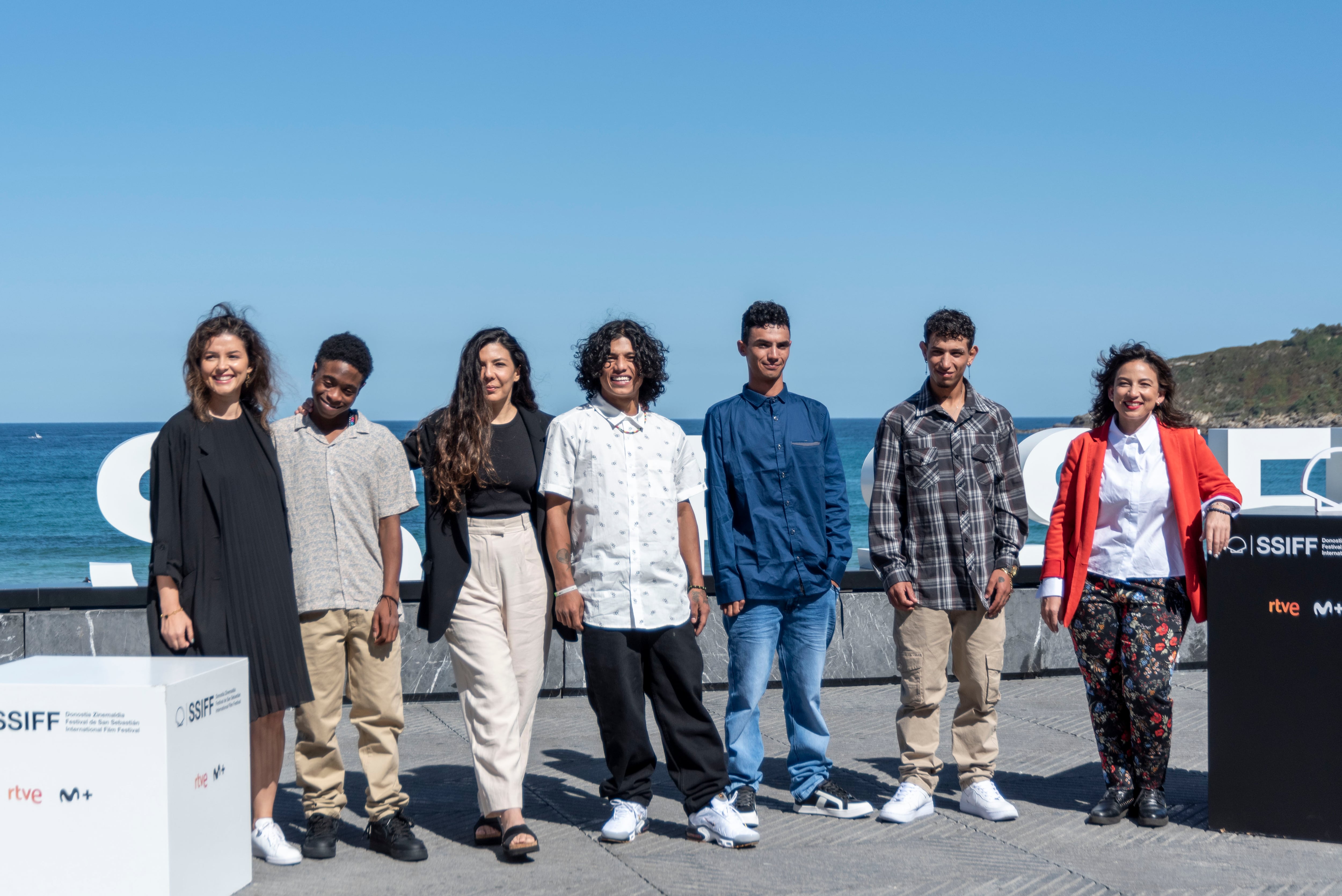 El equipo principal de Los Reyes del Mundo durante el Festival de Cine de San Sebastián 2022.