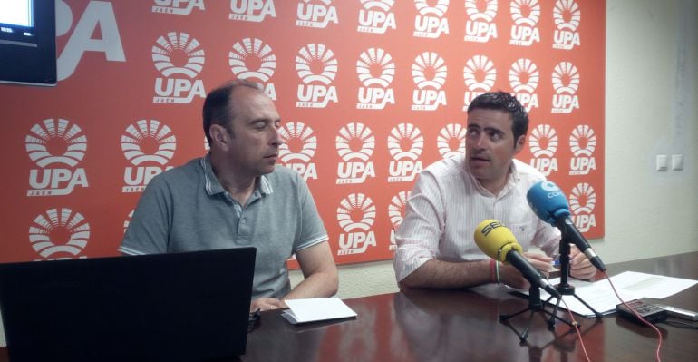 Cristóbal Cano, derecha, comparece en rueda de prensa para explicar la situación actual de la campaña de tramitación de la PAC.