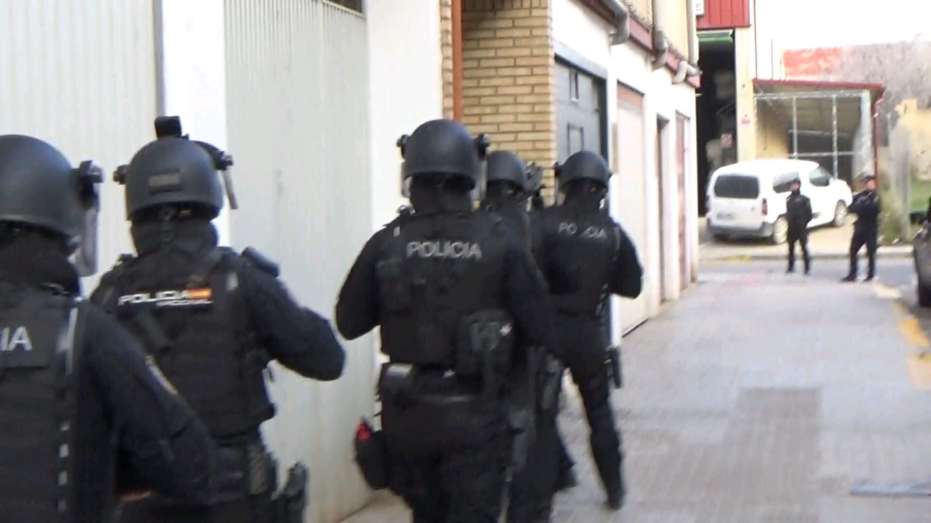 Policía Nacional en el momento de acceder a la vivienda de la calle Valle de Ansó