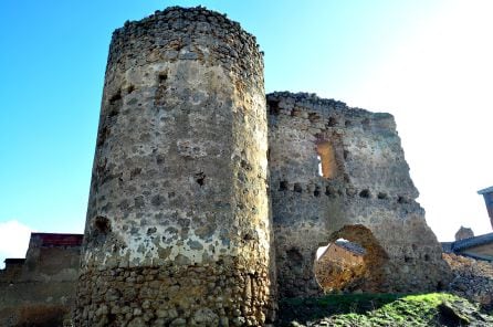 El torreón del castillo se mantiene en pie