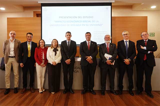 El presidente de la Fundación Unicaja, José M. Domínguez; el rector de la Universidad de Málaga, Teodomiro López, y el director del estudio, el catedrático de Contabilidad Pública Daniel Carrasco, han presentado en el Rectorado los resultados de este informe, que pone de relieve la influencia de la institución académica en los ámbitos económico y social, así como su impacto en el desarrollo del entorno.