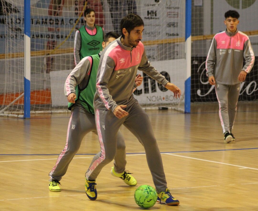 David Palmas conduce el balón durante un entrenamiento de la presente semana