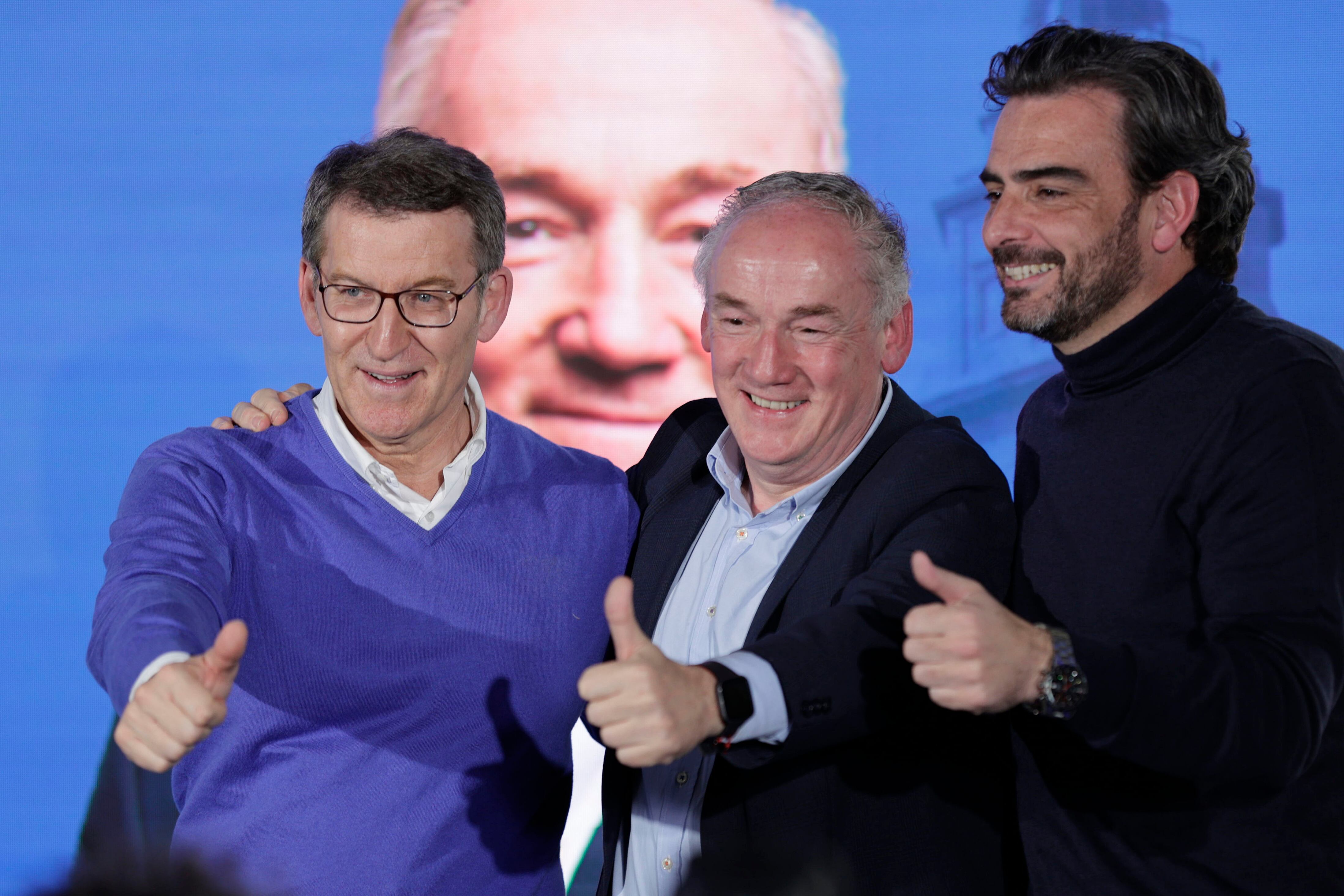 El líder nacional del PP, Alberto Núñez Feijóo (i), participa, acompañado por el candidato a la alcaldía de la ciudad, Miguel Lorenzo (c) y el presidente provincial del partido, Diego Calvo (d), en un cocido popular del partido en A Coruña