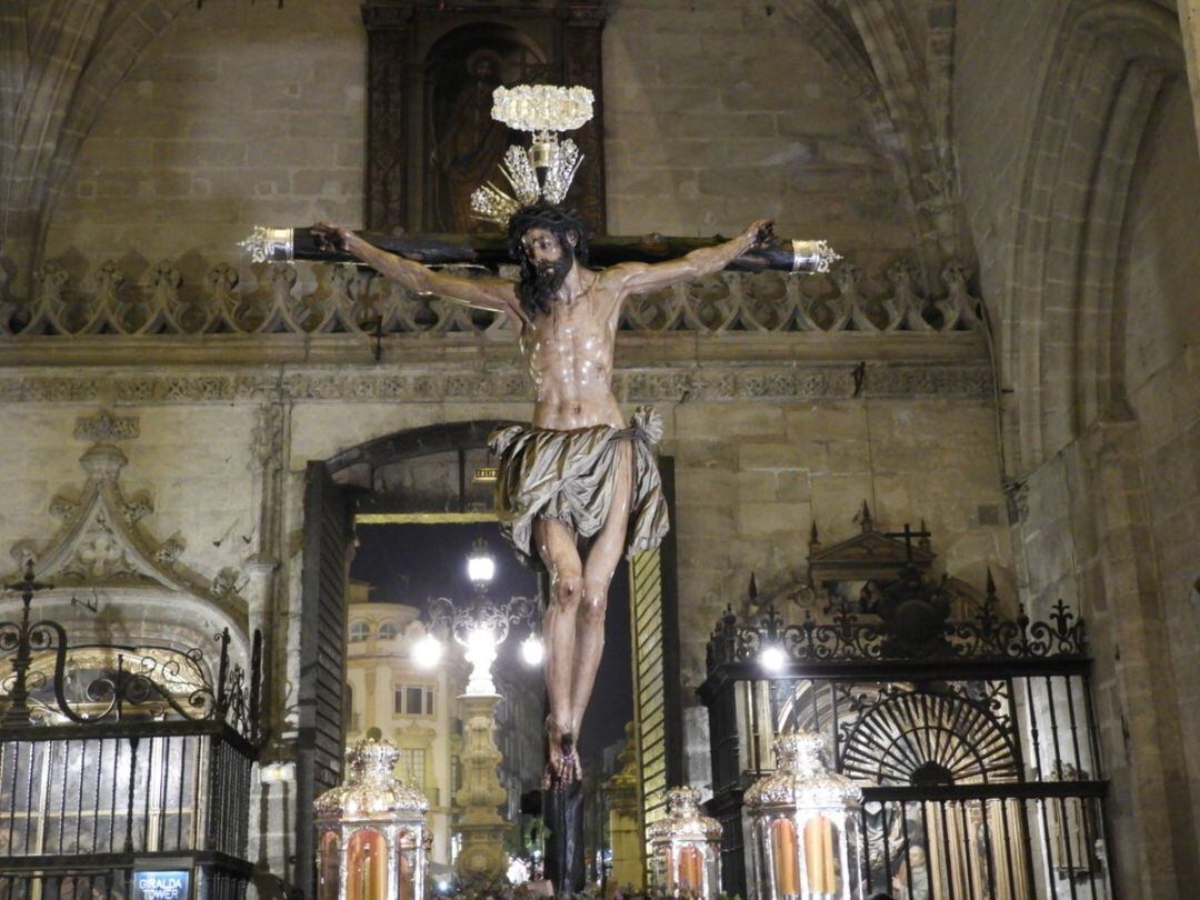 El Cristo de la Conversión del Buen Ladrón, bajo las naves catedralicias tras entrar en el templo metropolitano por la Puerta de Palos