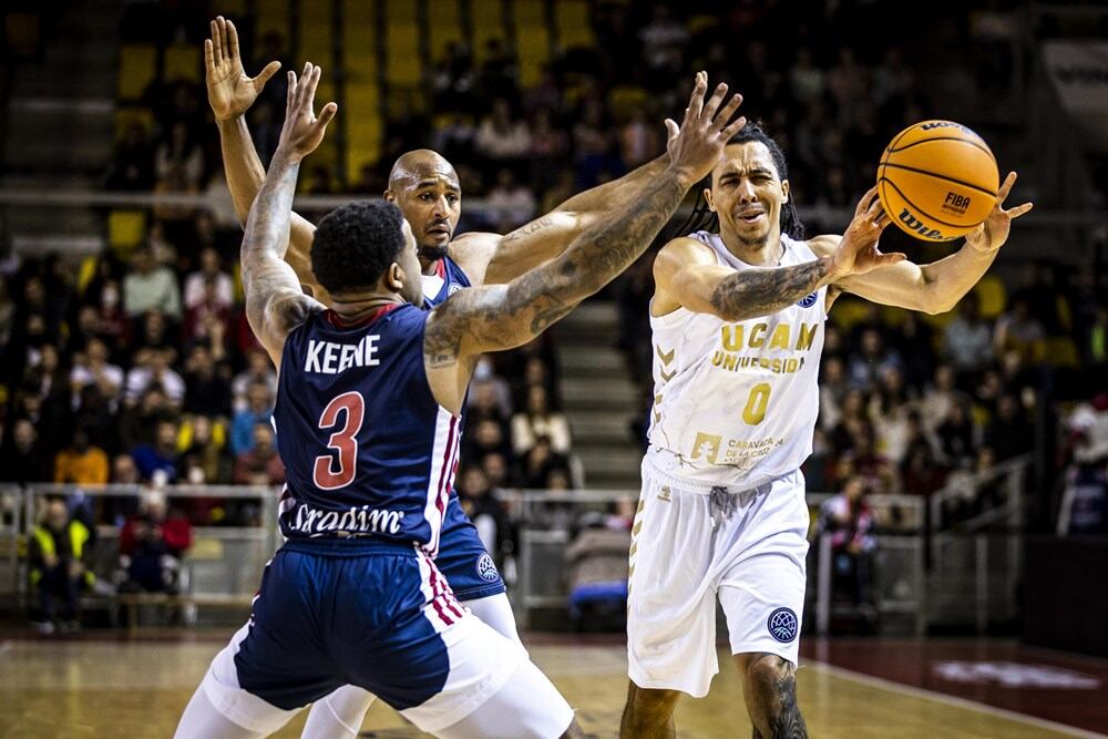 Travis pasando el balón