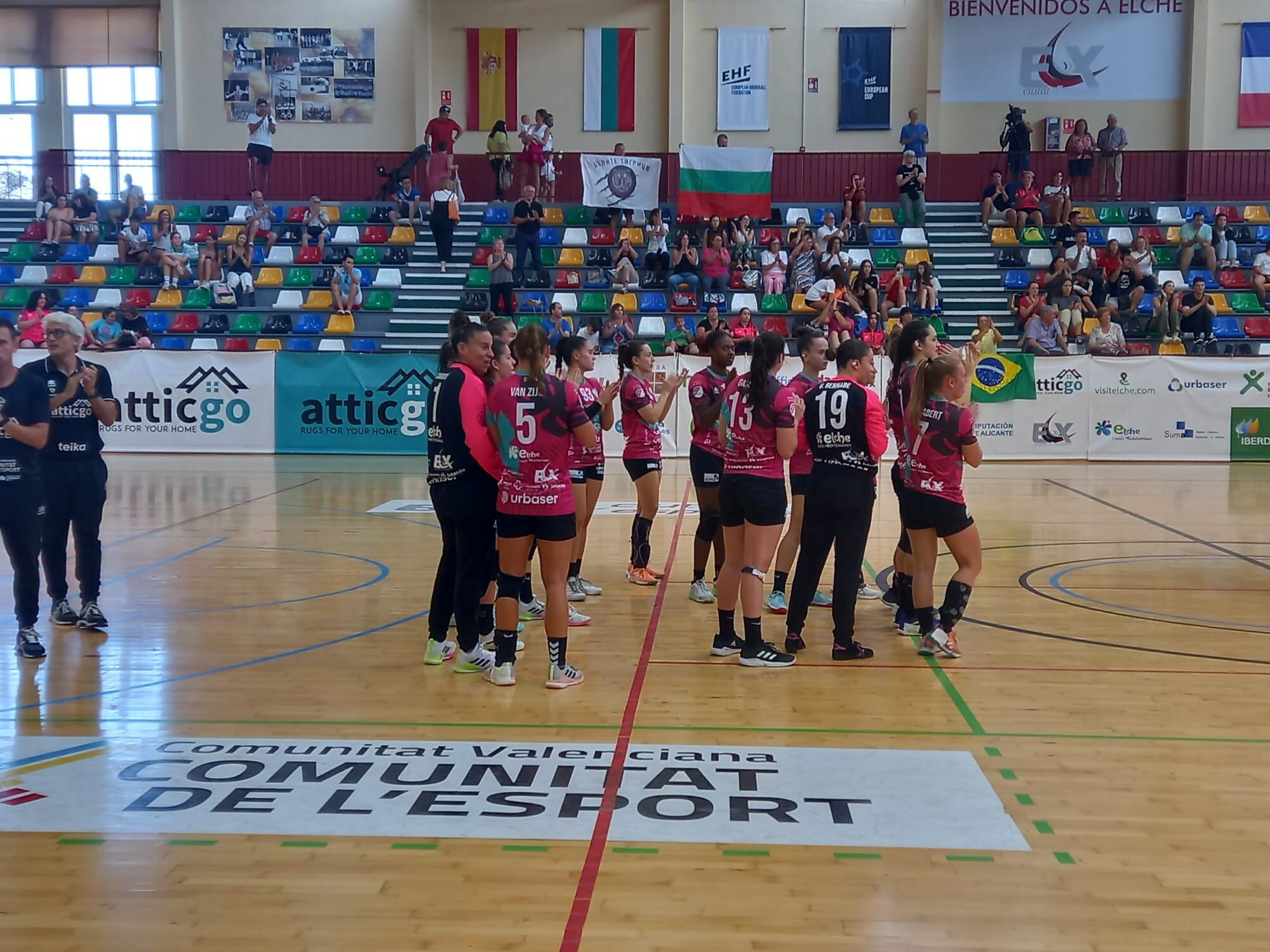 Las jugadoras del Elche Atticgo celebran con la afición el pase a la siguiente ronda europea