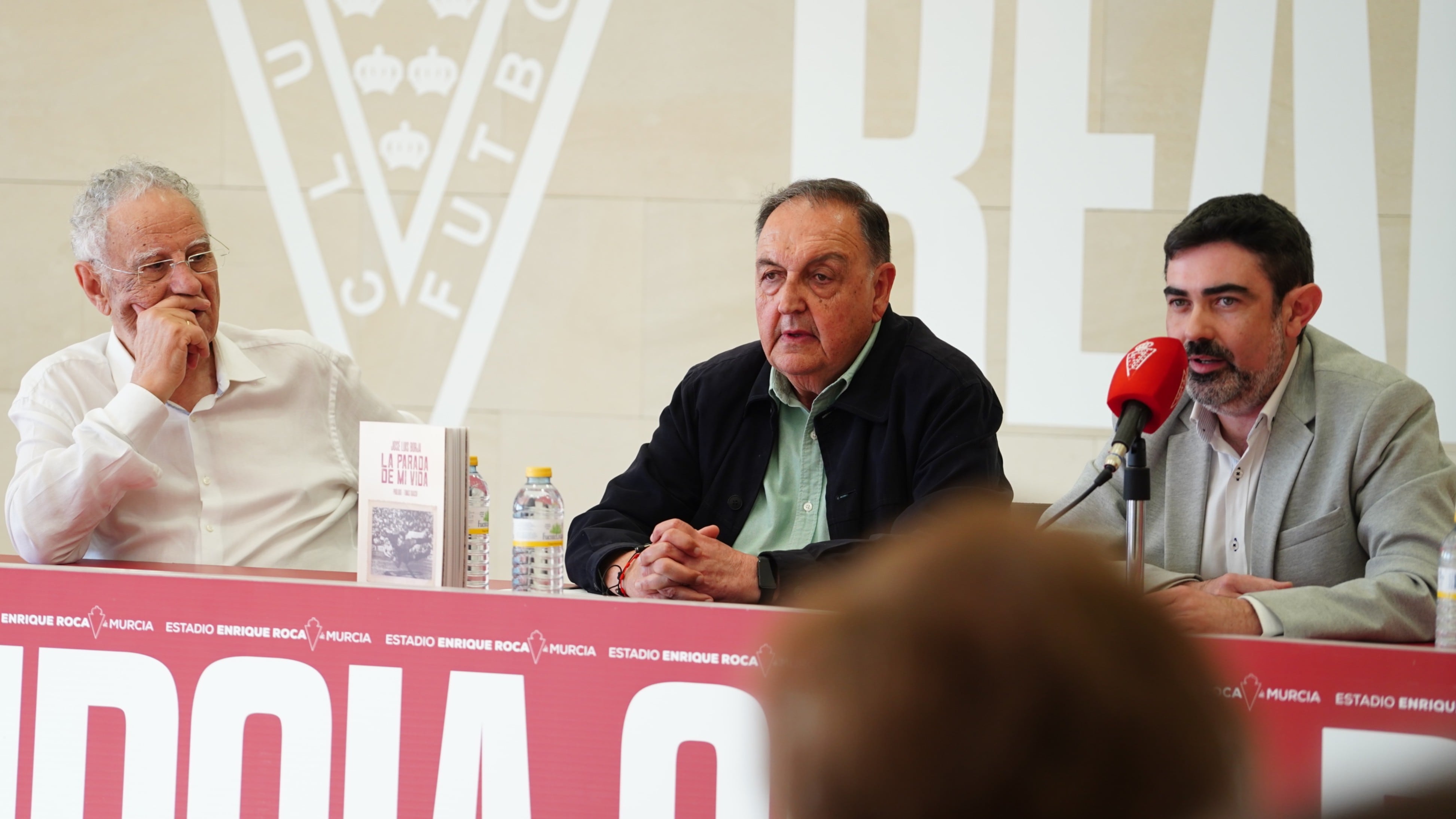 Jose Luis Borja, exjugador del Real Murcia; el presentador Pepe Pallarés Ripalda y el escritor Samuel Linares, en la presentación del libro.