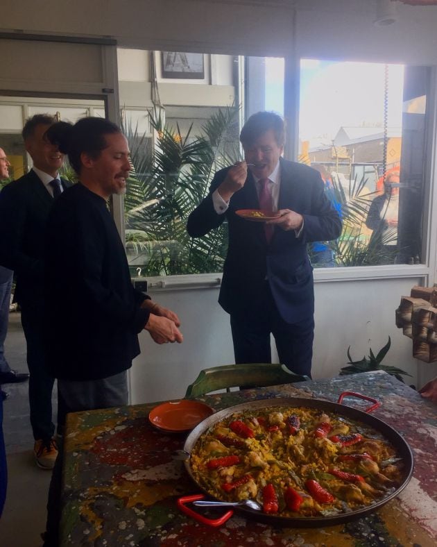 El rey Guillermo Alejandro de los Países Bajos, probando la paella preparada por el escultor valenciano Nacho Carbonell en su estudio de Eindhoven