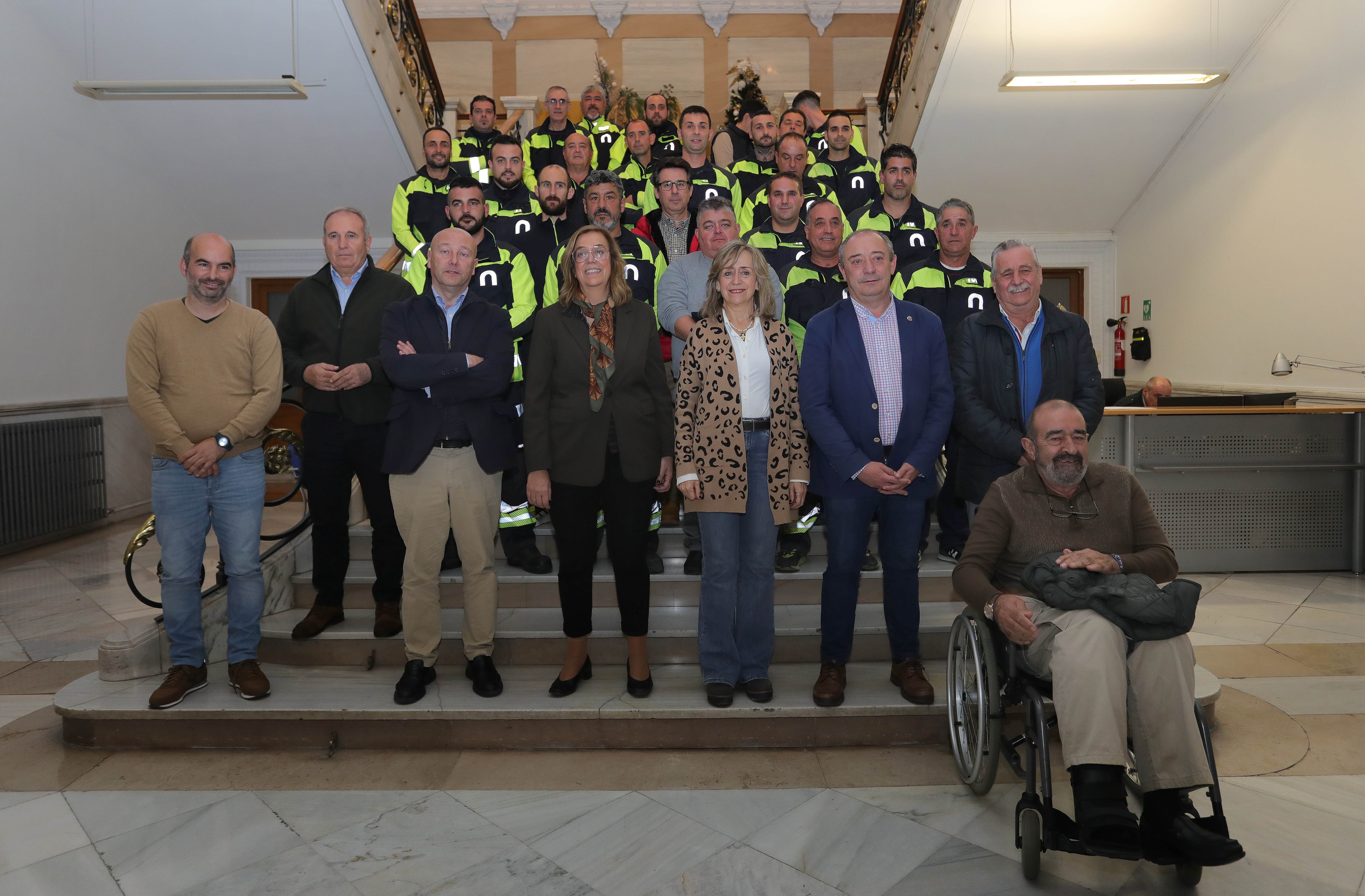 La presidenta de la Diputación, Ángeles Armisén, acompañada de los diputados de Desarrollo Rural y Protección Civil, Luis Calderón, y delegado de Protección Civil y Extinción de Incendios, Jesús Tapia, reciben a los bomberos de los parques comarcales con el fin de agradecerles su ayuda en los municipios afectados por la DANA